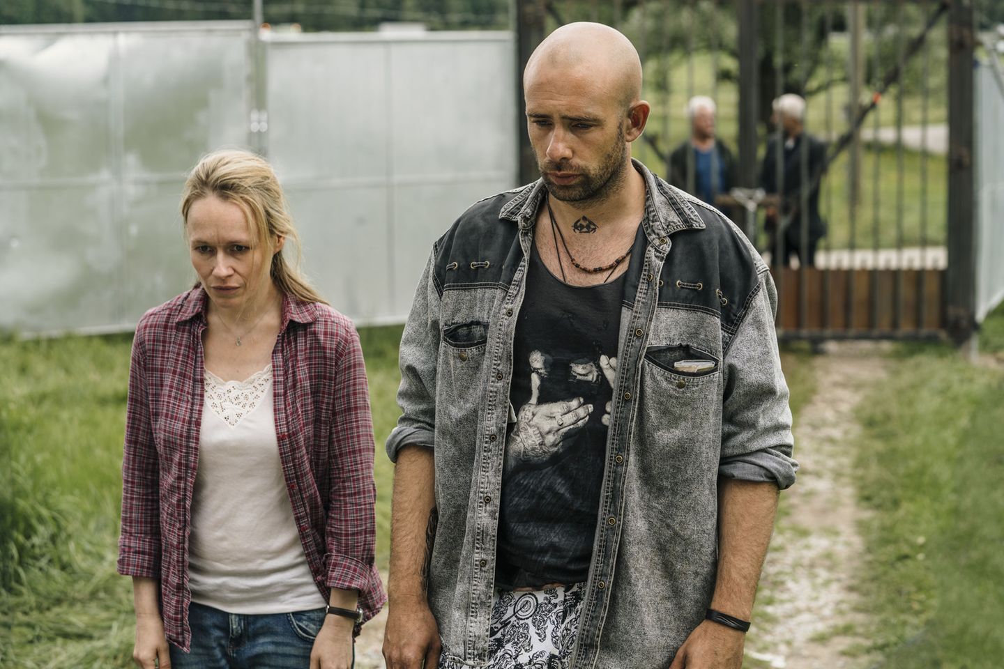 Zwei der "Freiländer", wie sich die Reichsbürger-Gruppierung nennt, Lene (Anja Schneider) und Klaus (Simon Zagermann), weisen die Ermittler am Eingangstor ab.