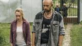 Zwei der "Freiländer", wie sich die Reichsbürger-Gruppierung nennt, Lene (Anja Schneider) und Klaus (Simon Zagermann), weisen die Ermittler am Eingangstor ab.