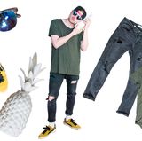 Calli  Die Frage, die sich die meisten stellen werden, wenn sie das Bild sehen: Warum zur Hölle hat der eine Ananas in der Hand? Weil es verdammt nochmal auffällt. Genau darum gehts, wenn man neue Leute kennenlernen will oder einfach nur zum Lachen bringen möchte. Die Ananas steht dafür nur symbolisch. Ansonsten ist die Sonnenbrille natürlich wichtig: kaschiert müde Augenringe. Nicht zu vergessen, ist dann natürlich eine Käppi. Schließlich ist es mit der Körperpflege bei Festivals so eine Sache. Eine Mütze macht auch nicht perfekt sitzende Haare wett.