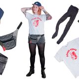 Denise  Zwei Accessoires sind für mich ein Muss auf jedem Festival. Erstens: die Bauchtasche. Ich will die Hände frei haben zum peinlich Tanzen und mir keine Sorgen machen müssen, dass währenddessen jemand mein Geld klaut. Zweitens: die Cap. Schützt vor etwaigem Sonnenstich und kaschiert jeden "Bad Hair Day" nach zwei Tagen ohne Dusche. Dazu wetterfestes Schuhwerk, eine Strumpfhose, falls es frisch wird und ein lustiges Shirt (super um mit Fremden ins Gespräch zu kommen). 