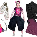 Jule  Auf dem Festival zählen für mich die zwei großen B’s: BUNT und BEQUEM. Will ich mir beim Tanzen die ganze Zeit den Rock runterzubbeln? Nein. Will ich schreiend um jede Pfütze hüpfen, damit die Schuhe nicht dreckig werden? De-fi-ni-tiv nicht. Will ich, dass meine Freunde mich auch schon aus 100 Meter Entfernung erkennen können? Wäre hilfreich. Und seien wir mal ehrlich: Ein Festival ist doch eh ein rechtsfreier Raum. Den ganzen Tag Party und das erste Bier um 10? Dann kann ich auch mit Mitte 20 noch mit meinem alten Turnbeutel rumlaufen.