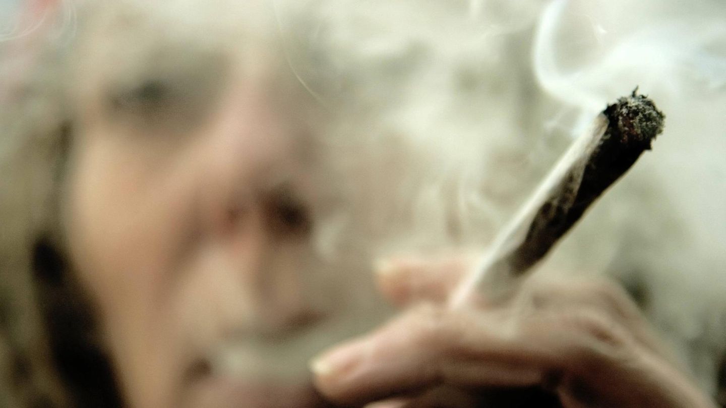Eine Frau raucht einen Joint