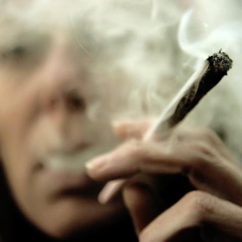 Eine Frau raucht einen Joint