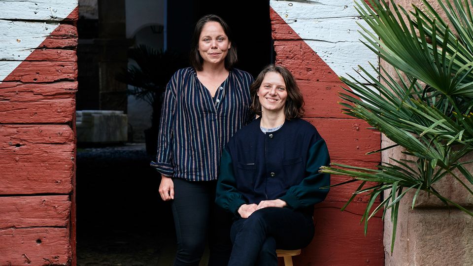 Kathrin und Sarah Oberrauch Kunst-Damen: die Schwestern Kathrin und Sarah Oberrauch vor dem Schloss Gandegg