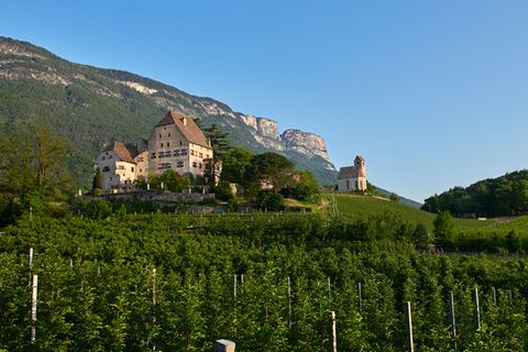 Bei Eppan weitet sich Südtirol: Die Berge rücken voneinander ab; auf den sanften Hügeln steht Schloss Englar.