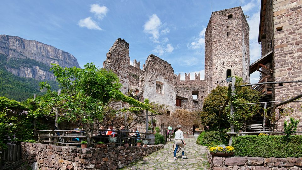Burg Hocheppan in Südtriol Felsenburg vor Felswand: Burg Hocheppan