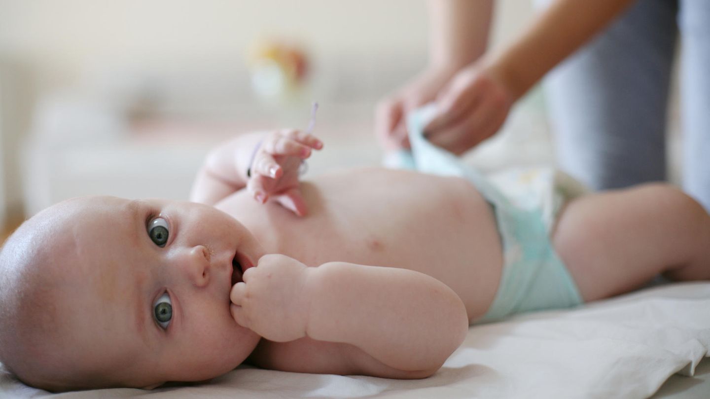Ein Baby wird gewickelt