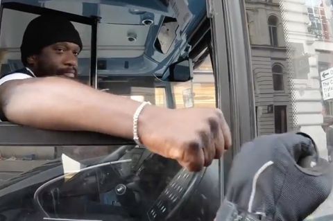 Viraler Hit: Dieser britische Busfahrer ist ein wahrer Schutzengel - und jetzt ein Star