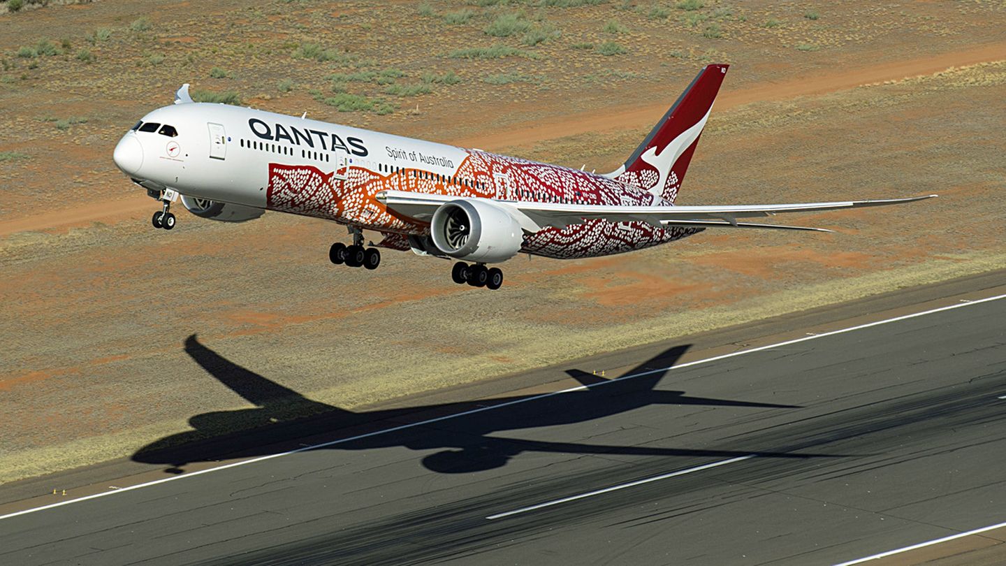 "Yam Dreaming" Diese Boeing 787-9 mit der Registrierung VH-ZND von Qantas wurde im März auf dem hinteren Teil mit 5000 weißen Punkten auf dem roten Rumpf geschmückt - in Anlehnung an das Gemälde "Yam Dreaming" der australischen Künstlerin Emily Kame Kngwarreye, nach der auch das Flugzeug benannt ist.