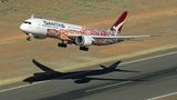 Diese Boeing 787-9 mit der Registrierung VH-ZND von Qantas wurde im März auf dem hinteren Teil mit 5000 weißen Punkten auf dem roten Rumpf geschmückt - in Anlehnung an das Gemälde "Yam Dreaming" der australischen Künstlerin Emily Kame Kngwarreye, nach der auch das Flugzeug benannt ist.