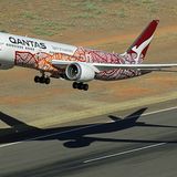 Diese Boeing 787-9 mit der Registrierung VH-ZND von Qantas wurde im März auf dem hinteren Teil mit 5000 weißen Punkten auf dem roten Rumpf geschmückt - in Anlehnung an das Gemälde "Yam Dreaming" der australischen Künstlerin Emily Kame Kngwarreye, nach der auch das Flugzeug benannt ist.