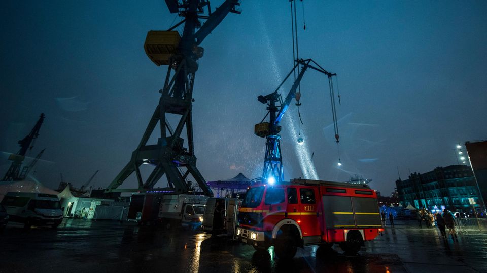 Schweres Unwetter: Elbjazz-Festival in Hamburg unterbrechen Wegen Starkregens musste das Elbjazz-Festival auf dem Gelände der Werft Blohm und Voss in Hamburg unterbrochen werden