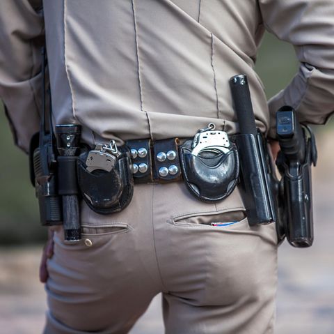 Ein Sheriff mit einer Pistole am Gürtel