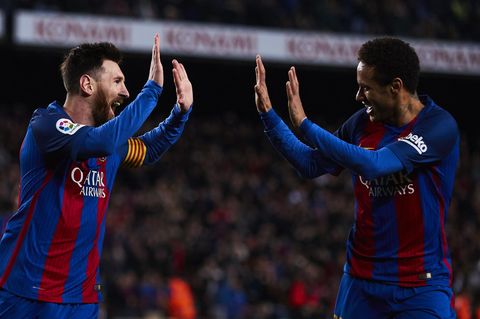 Die Fußballstars Lionel Messi und Neymar da Silva Jr. sind Teil einer Spendenaktion von Mastercard, die im Netz für viel Kritik sorgt (Archivbild)