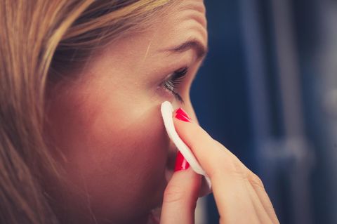 Eine 50-jährige Australierin bekam Probleme mit den Augen, weil sie sich jahrelang nicht richtig abgeschminkt hatte