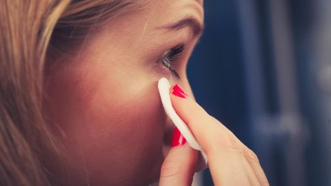 Eine 50-jährige Australierin bekam Probleme mit den Augen, weil sie sich jahrelang nicht richtig abgeschminkt hatte