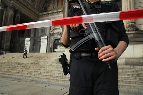 Ein Polizist vor dem Berliner Dom