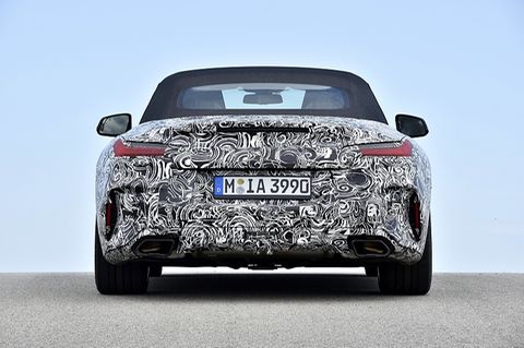 Das Heck zeigt die stämmige Spur - der nächste Z4 ist rund 1,86 Meter breit, das sind Porsche 911er Dimensionen