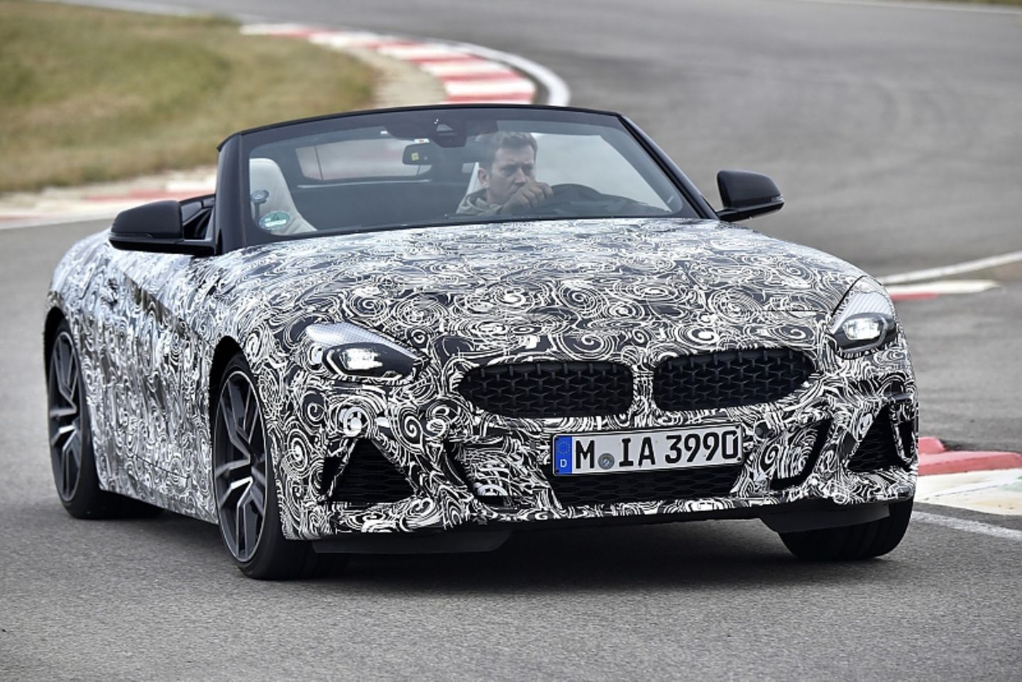 Der BMW Z4 lenkt eifrig ein