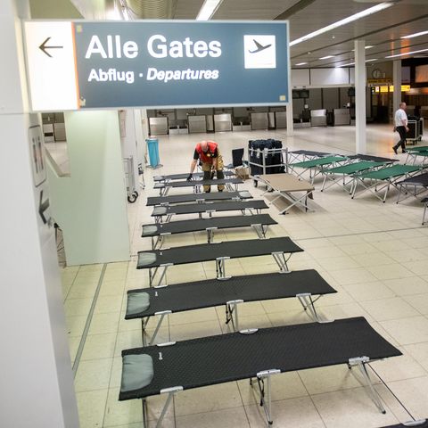 Feldbetten im Hamburger Flughafen