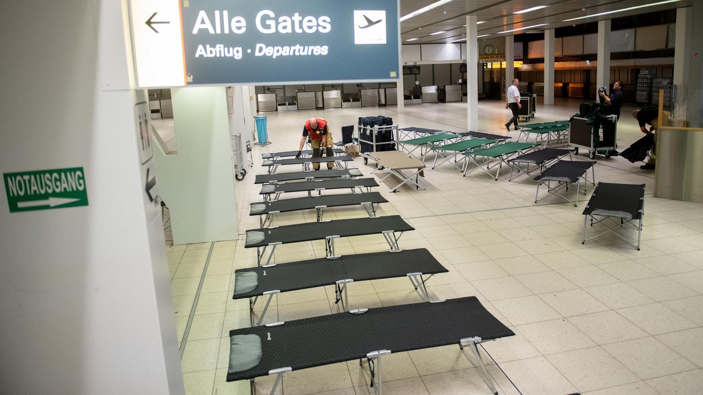 Feldbetten im Hamburger Flughafen
