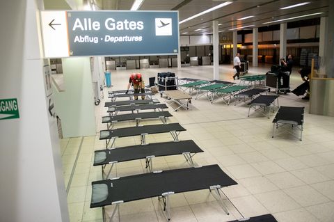 Feldbetten im Hamburger Flughafen