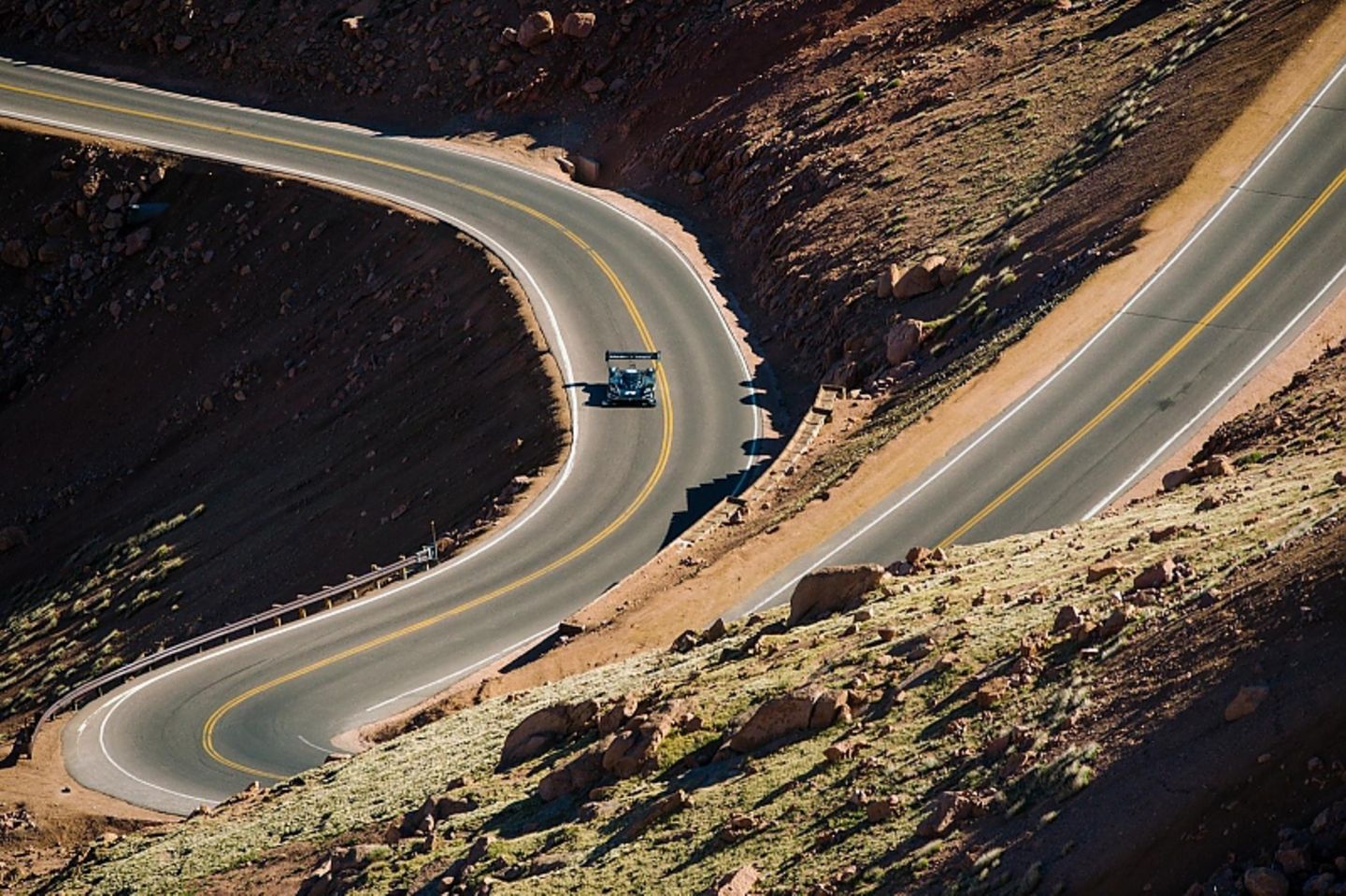 Über 19,99 Kilometer schlängelt sich die Straße hoch zum Pikes Peak Test