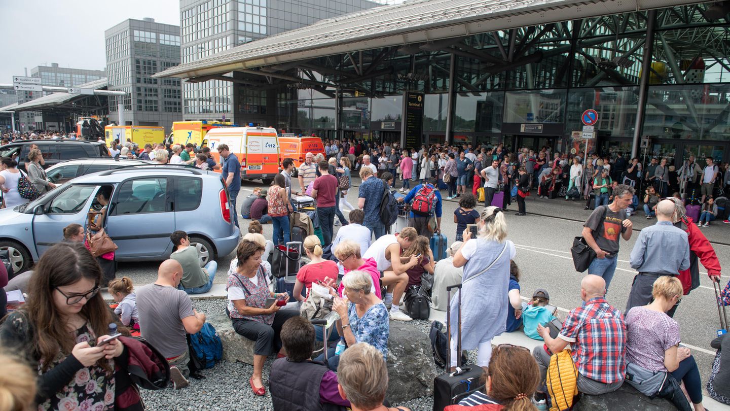 Szene vom Sonntag vor dem Flughafengebäude: Statt im Flugzeug zum Start zu rollen, müssen Passagiere den Stromausfall am Hamburger Flughafen aussitzen.