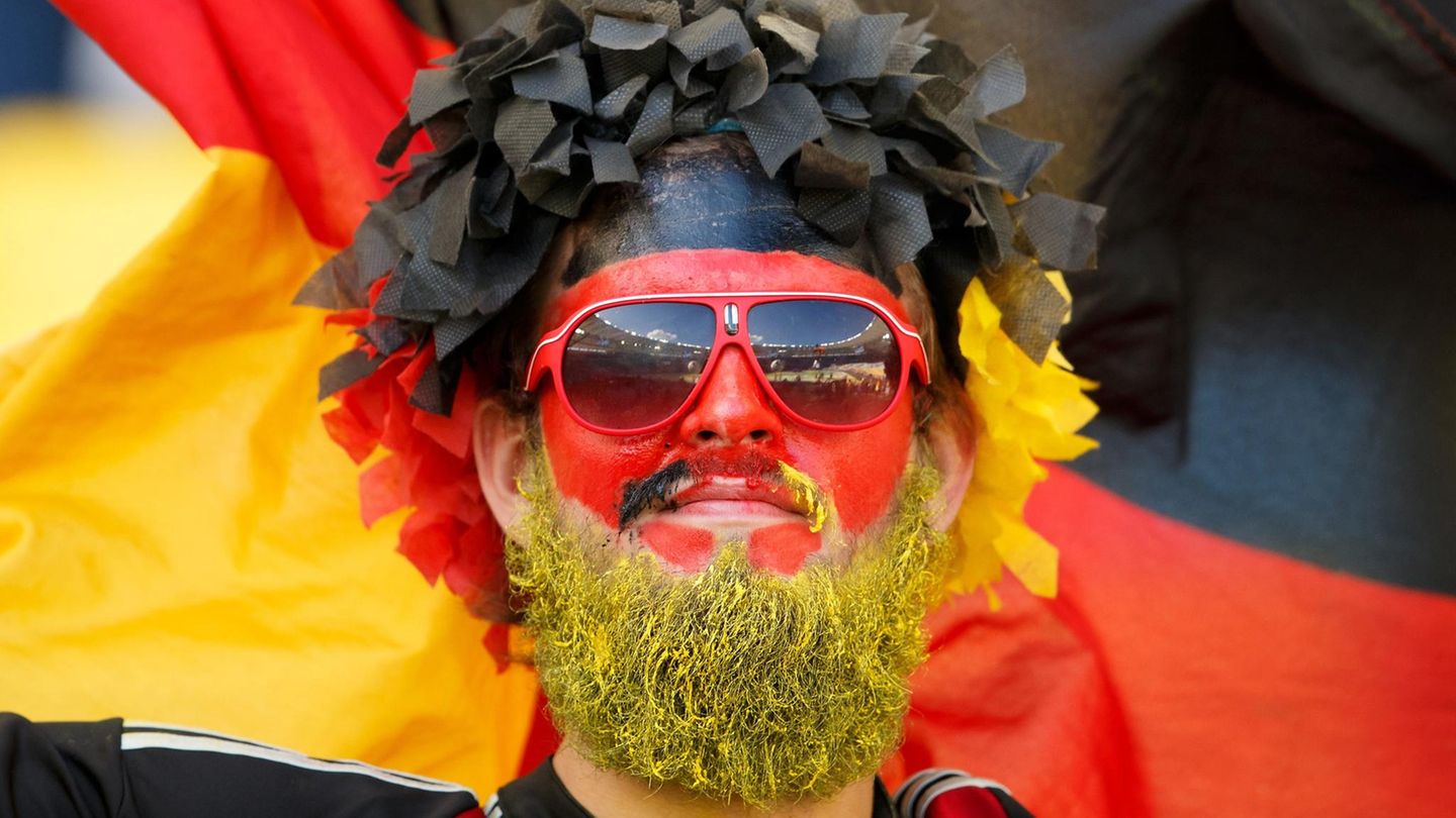 Ein Fußball-Fan in Deutschland-Farben zur WM