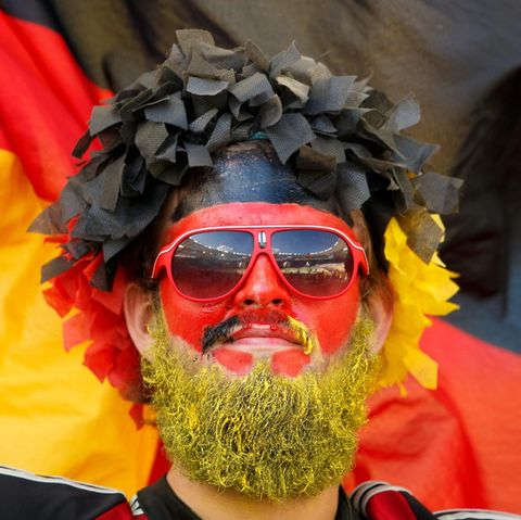 Ein Fußball-Fan in Deutschland-Farben zur WM