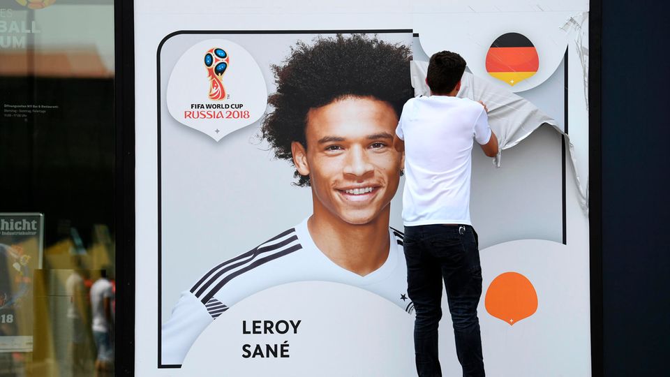 Leroy Sané nicht für die WM 2018 in Russland nominiert - DFB-Mitarbeiter reißt Plakat ab