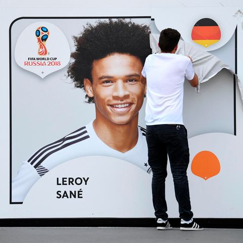Leroy Sané nicht für die WM 2018 in Russland nominiert - DFB-Mitarbeiter reißt Plakat ab
