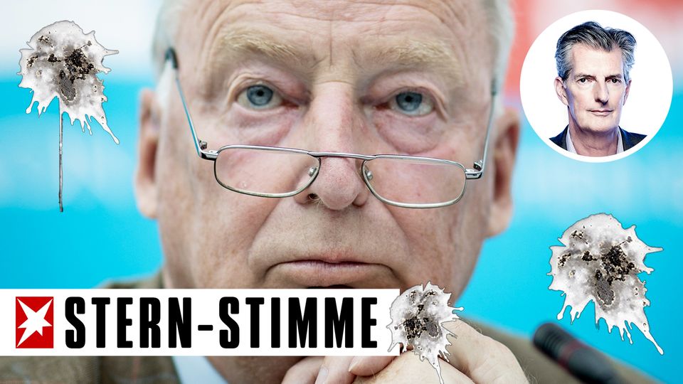 Alexander Gauland AfD-Politiker Alexander Gauland sitzt vor einem blauen Hintergrund, auf den Vogelkot-Flecken montiert sind.