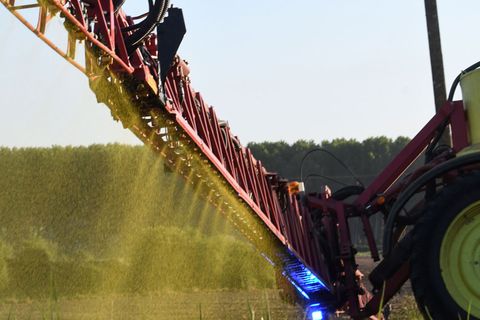 Ein französischer Bauer versprüht Glyphosat auf seinen Feldern