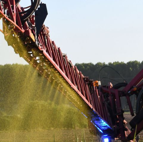 Ein französischer Bauer versprüht Glyphosat auf seinen Feldern
