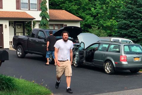 Michael Rotondo läuft über die Auffahrt vor seinem Elternhaus