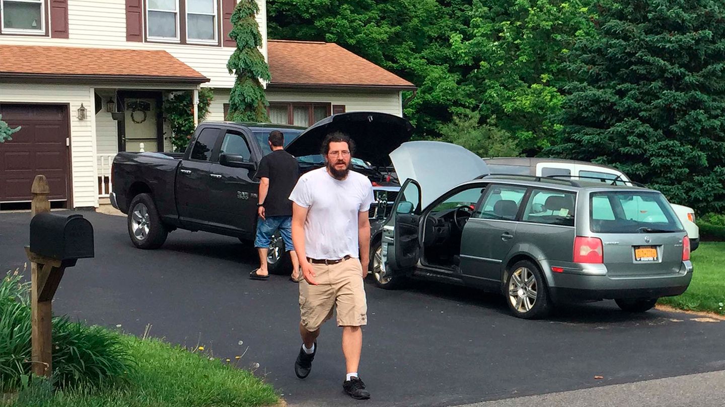 Michael Rotondo läuft über die Auffahrt vor seinem Elternhaus