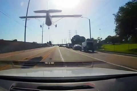 Cessna 172 landet auf befahrender Straße