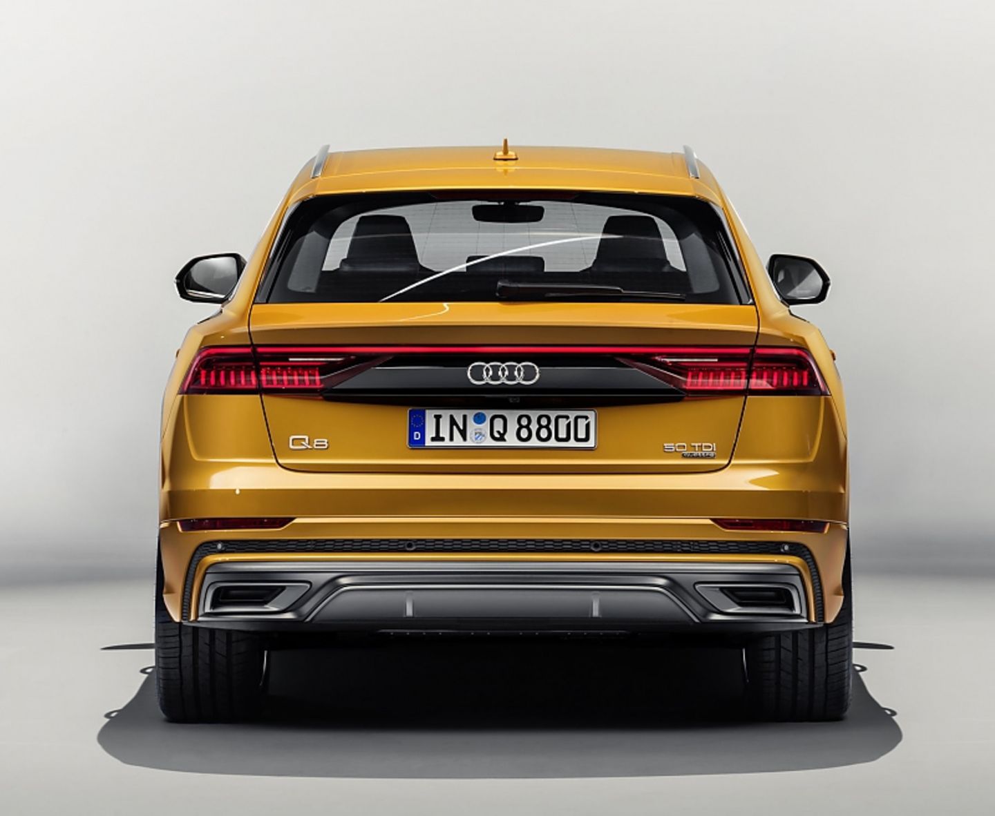 Audi Q8 - mit einem durchgehenden Leuchtenband