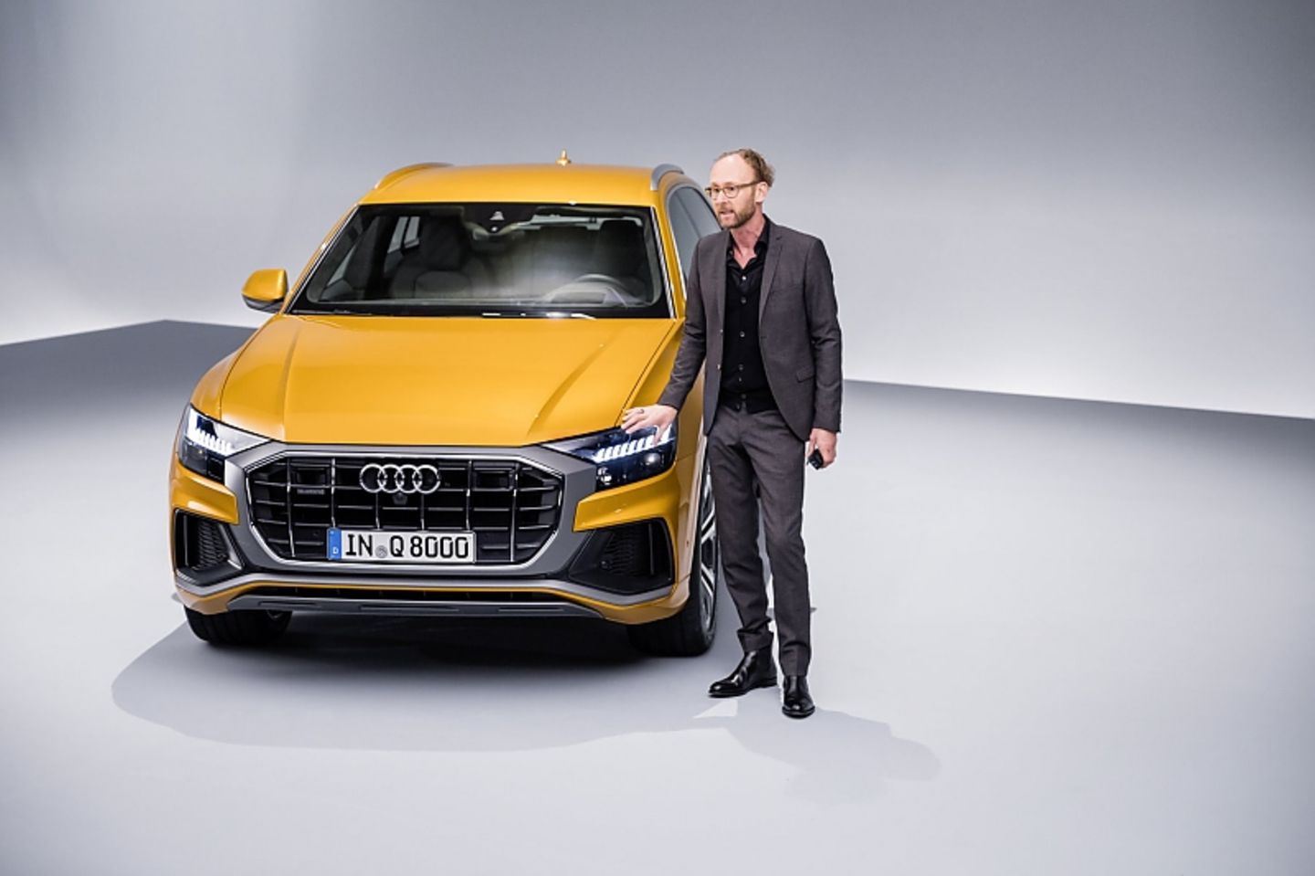Audi Q8 zusammen mit Chefdesigner Marc Lichte