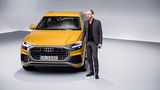 Audi Q8 zusammen mit Chefdesigner Marc Lichte