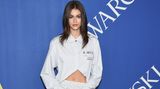 Designer-Kreation oder Schlafanzug? So ganz ließ sich das Outfit von Kaia Gerber, Tochter von Model Cindy Crawford, nicht zuordnen.
