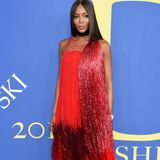 Mit diesem Kleid könnte sie auch bei "Let's Dance" antreten: Model Naomi Campbell im roten Flatter-Fransen-Fummel von Calvin Klein.