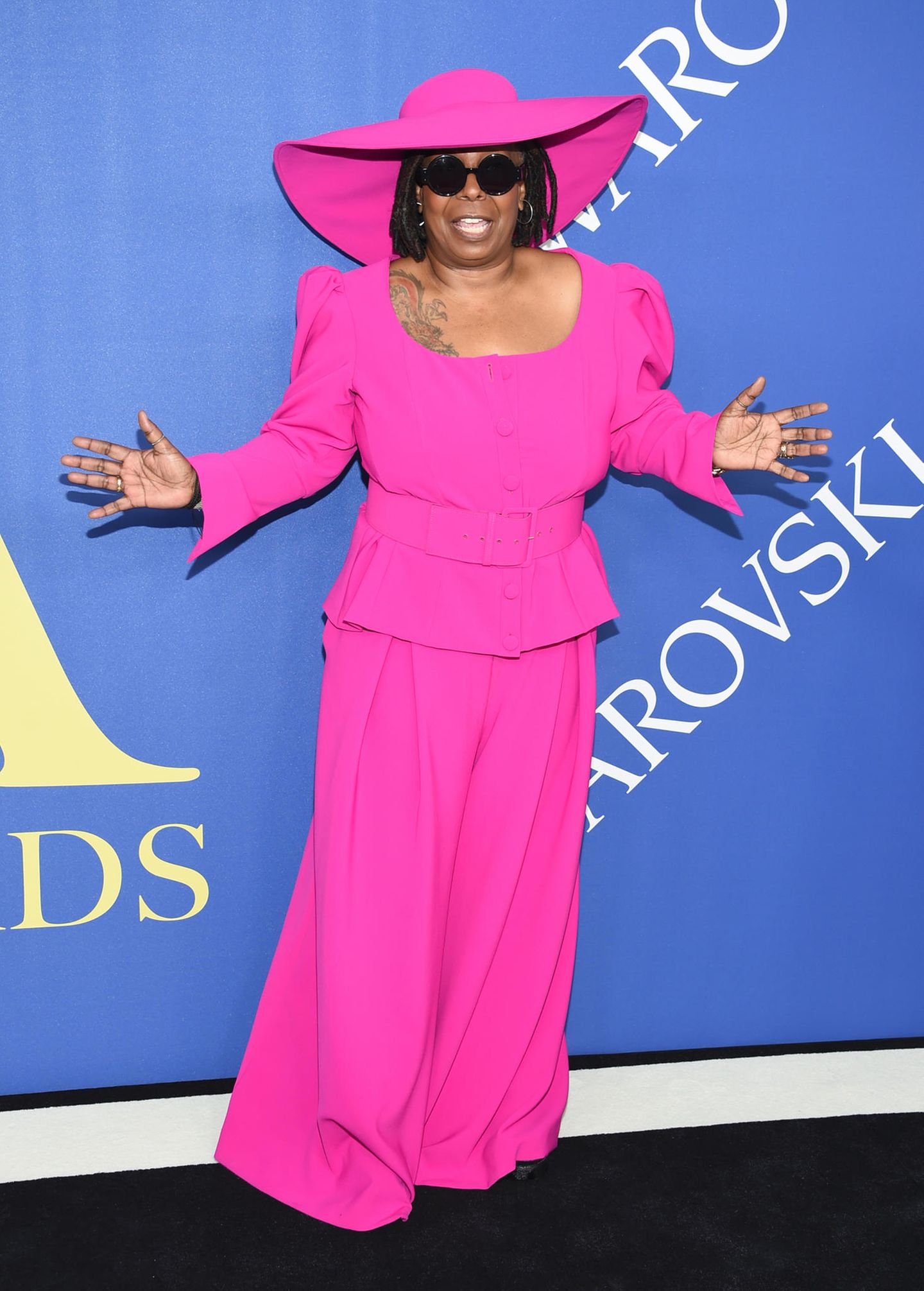 Hätten Sie sie erkannt? Die Frau unter den pinken Stoffmassen ist Schauspielerin Whoopi Goldberg.