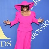 Hätten Sie sie erkannt? Die Frau unter den pinken Stoffmassen ist Schauspielerin Whoopi Goldberg.