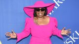 Hätten Sie sie erkannt? Die Frau unter den pinken Stoffmassen ist Schauspielerin Whoopi Goldberg.