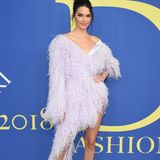 Kendall Jenner, Halbschwester von Kim Kardashian, funktionierte den heimischen Flokati-Teppich zum Designer-Kleid um 