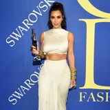Über diese Auszeichnung wunderte sich sogar Kim Kardashian: Die 37-Jährige wurde bei den CFDA Awards in New York als "Influencerin des Jahres" geehrt. Die Preise werden seit 1981 vom Berufsverband US-amerikanischer Modedesigner vergeben und sind eine wichtige Anerkennung in der Branche. Kardashian ließ sich in ihrer Dankesrede zu folgendem Kommentar hinreißen: "Ich bin etwas schockiert, dass ich einen Modepreis erhalte, obwohl ich doch die meiste Zeit nackt bin." Passenderweise kam sie auch ohne BH zur Preisverleihung.