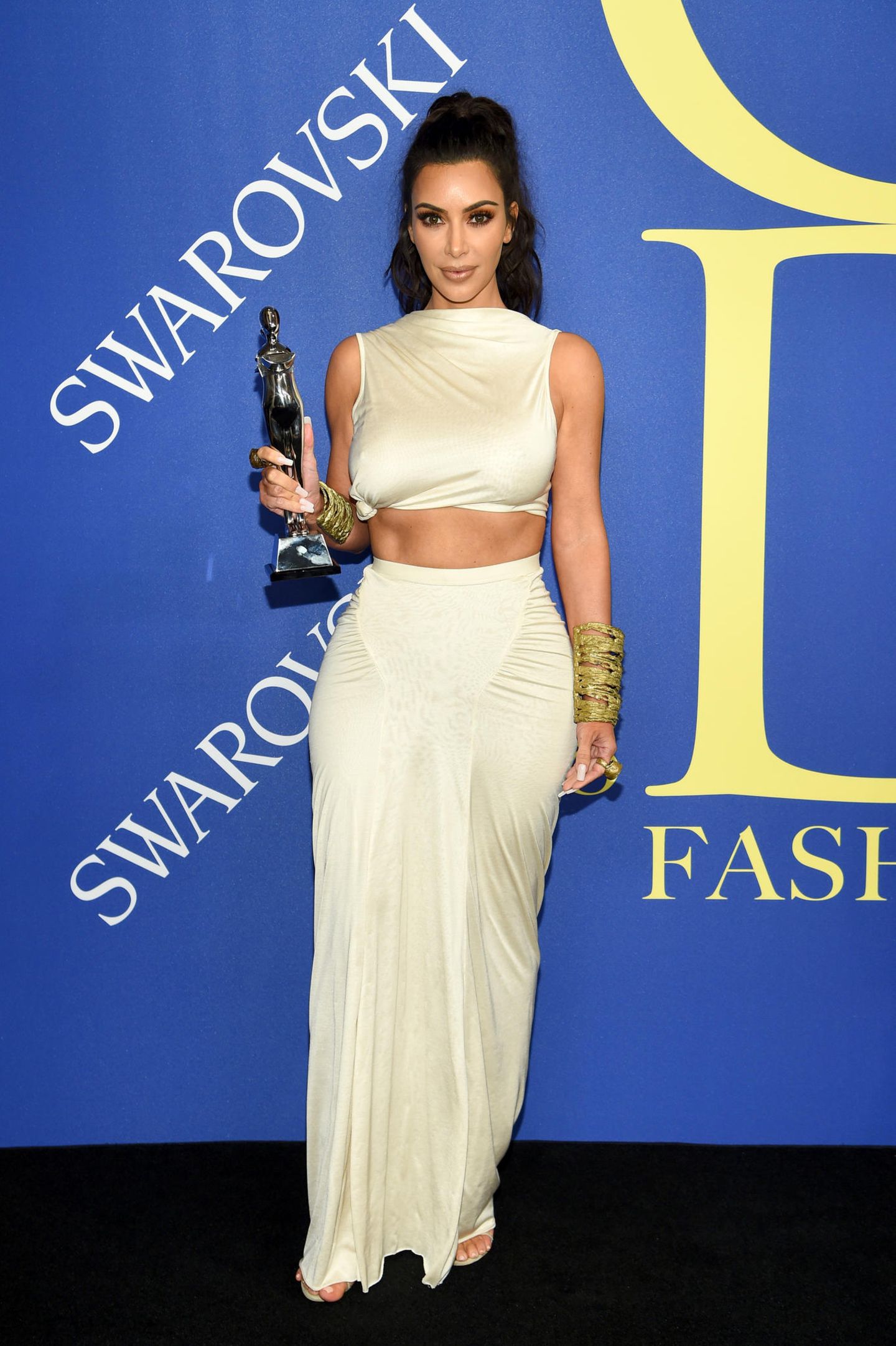 Über diese Auszeichnung wunderte sich sogar Kim Kardashian: Die 37-Jährige wurde bei den CFDA Awards in New York als "Influencerin des Jahres" geehrt. Die Preise werden seit 1981 vom Berufsverband US-amerikanischer Modedesigner vergeben und sind eine wichtige Anerkennung in der Branche. Kardashian ließ sich in ihrer Dankesrede zu folgendem Kommentar hinreißen: "Ich bin etwas schockiert, dass ich einen Modepreis erhalte, obwohl ich doch die meiste Zeit nackt bin." Passenderweise kam sie auch ohne BH zur Preisverleihung.