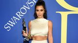 Über diese Auszeichnung wunderte sich sogar Kim Kardashian: Die 37-Jährige wurde bei den CFDA Awards in New York als "Influencerin des Jahres" geehrt. Die Preise werden seit 1981 vom Berufsverband US-amerikanischer Modedesigner vergeben und sind eine wichtige Anerkennung in der Branche. Kardashian ließ sich in ihrer Dankesrede zu folgendem Kommentar hinreißen: "Ich bin etwas schockiert, dass ich einen Modepreis erhalte, obwohl ich doch die meiste Zeit nackt bin." Passenderweise kam sie auch ohne BH zur Preisverleihung.